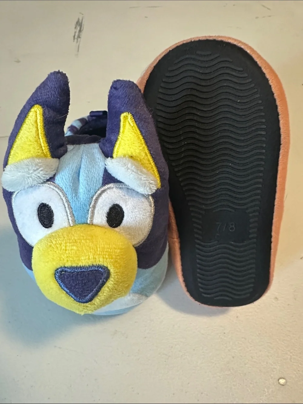 Bluey bundle 7/8 slippers, hat & mittens